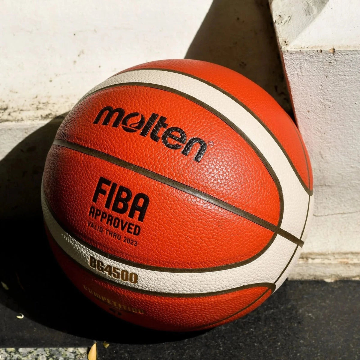 Balón de baloncesto Molten BG4500, detalle de la superficie de cuero compuesto