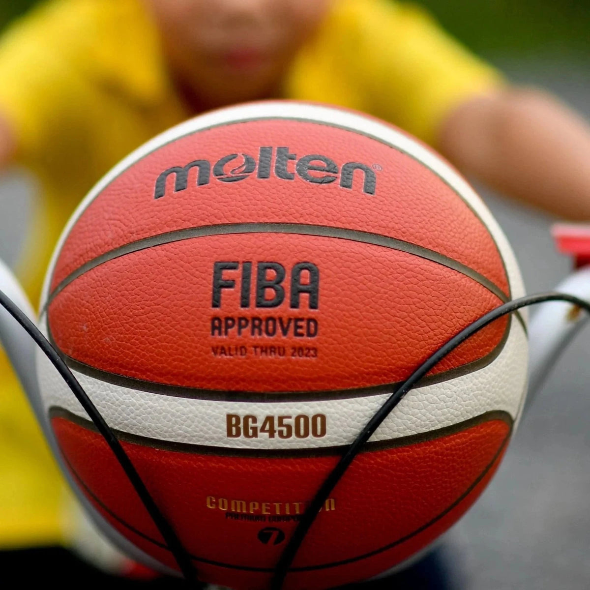 Balón de baloncesto Molten BG4500, detalle de los canales y costuras