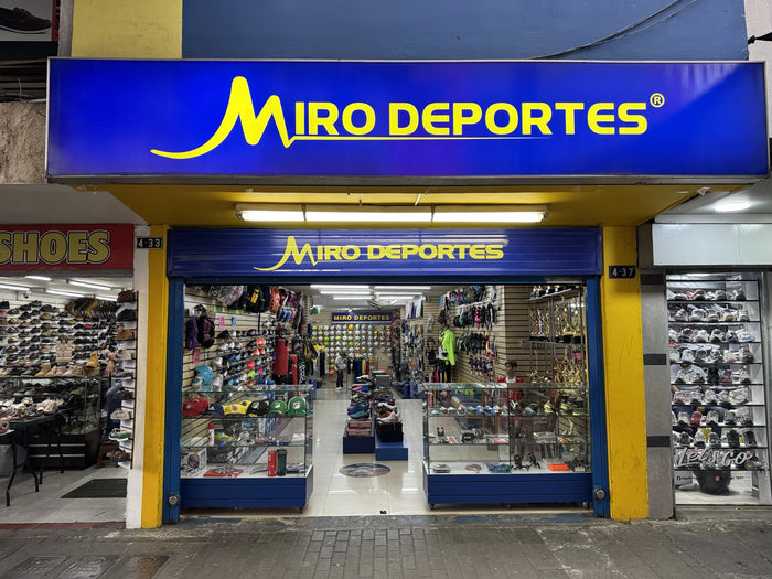 Fachada de Miro Deportes en la Calle 15 con carrera 4, centro de Cali, con el letrero de la tienda iluminado