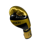 Guantes de boxeo Legión Exclusive Dorado-Negro, detalle del velcro de ajuste