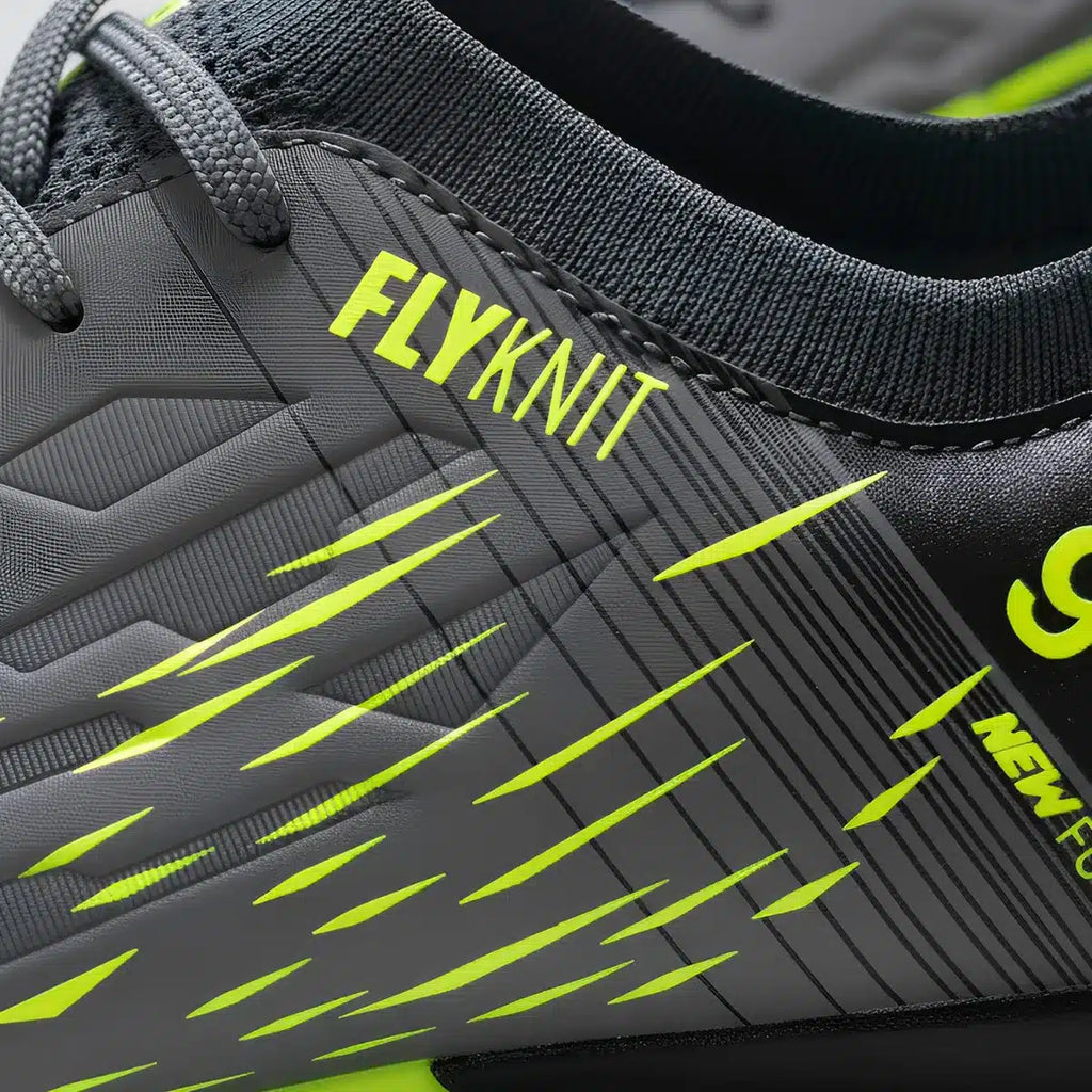 Zapatilla torretín de fútbol Golty New Future Flyknit color negro y verde, vista de la suela con torretines