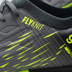 Zapatilla torretín de fútbol Golty New Future Flyknit color negro y verde, vista de la suela con torretines