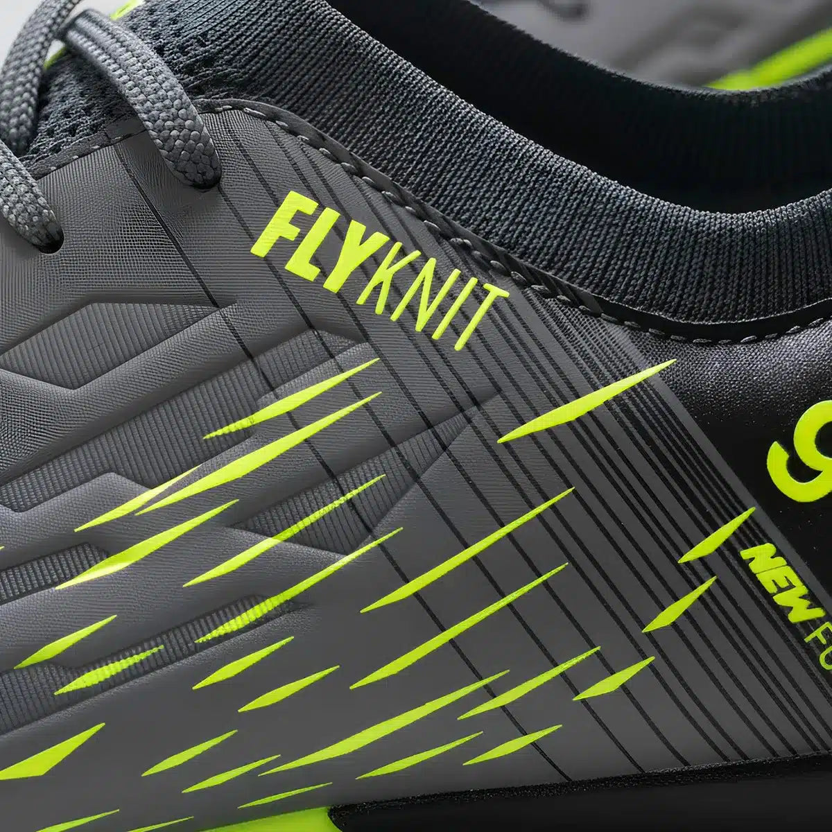 Zapatilla torretín de fútbol Golty New Future Flyknit color negro y verde, vista de la suela con torretines