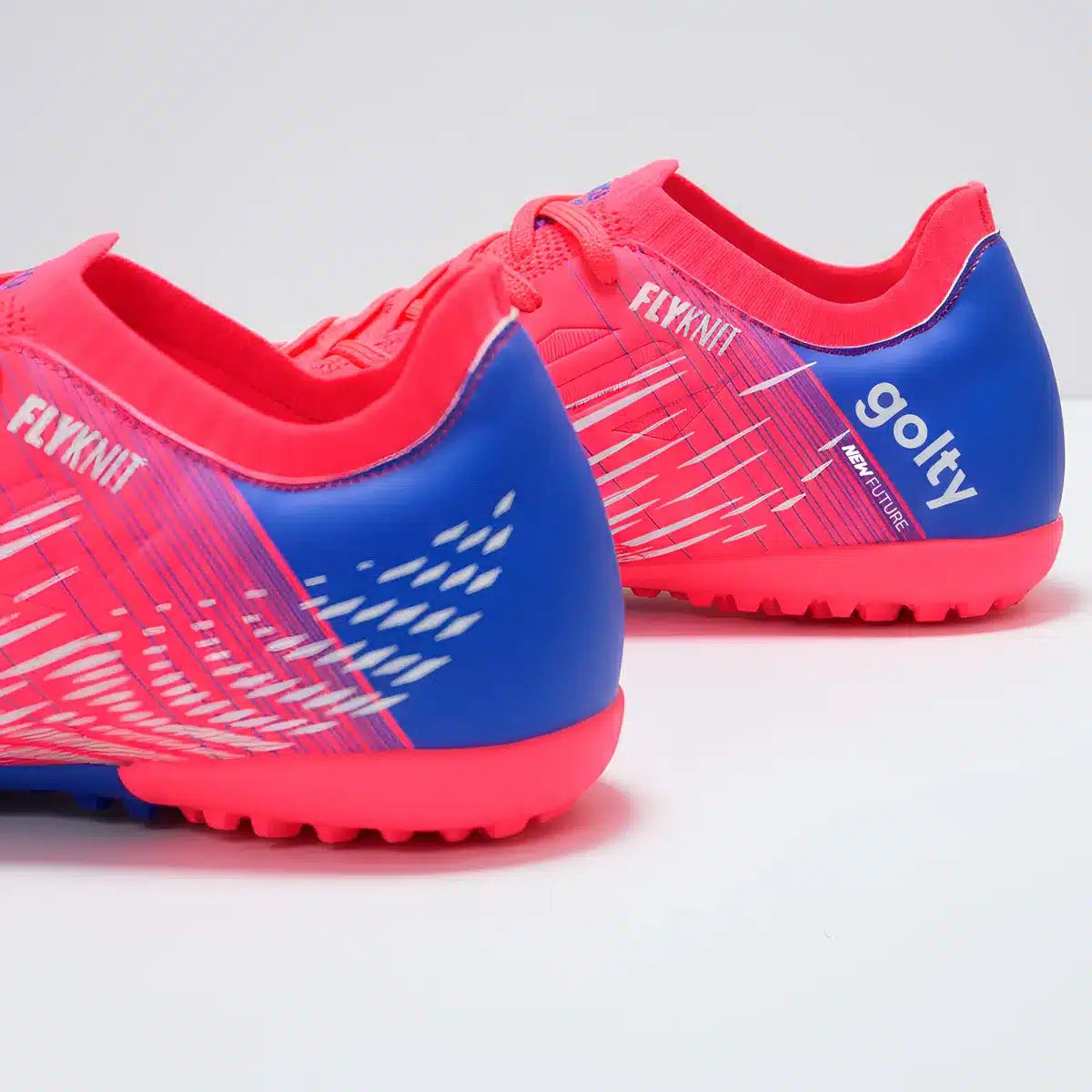 Zapatilla torretín de fútbol Golty New Future Flyknit color rojo y azul, vista de la suela con torretines